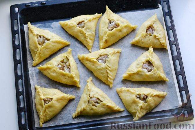Фото приготовления рецепта: Пирожки с курицей и баклажанами, из песочного теста - шаг №20