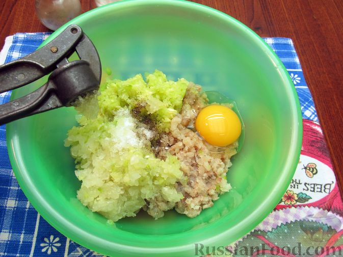 Фото приготовления рецепта: Котлеты из минтая с кабачком, в духовке - шаг №10