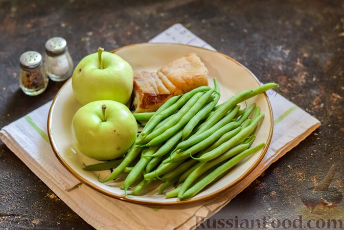 Фото приготовления рецепта: Стручковая фасоль, тушенная с беконом и яблоком (на сковороде) - шаг №1