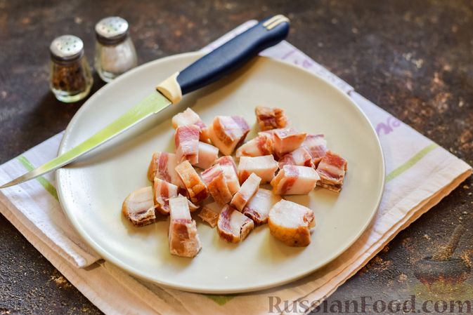 Фото приготовления рецепта: Стручковая фасоль, тушенная с беконом и яблоком (на сковороде) - шаг №2
