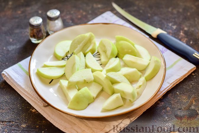 Фото приготовления рецепта: Стручковая фасоль, тушенная с беконом и яблоком (на сковороде) - шаг №4