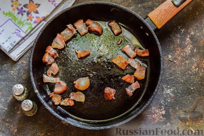 Фото приготовления рецепта: Стручковая фасоль, тушенная с беконом и яблоком (на сковороде) - шаг №5