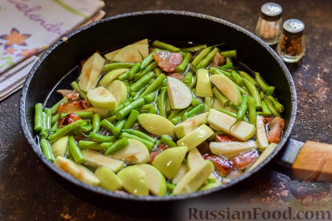 Фото приготовления рецепта: Стручковая фасоль, тушенная с беконом и яблоком (на сковороде) - шаг №7