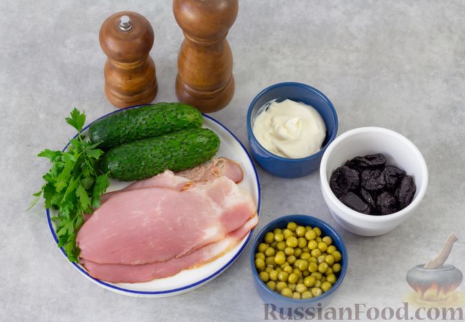 Фото приготовления рецепта: Салат с ветчиной, черносливом, огурцами и консервированным зелёным горошком - шаг №1