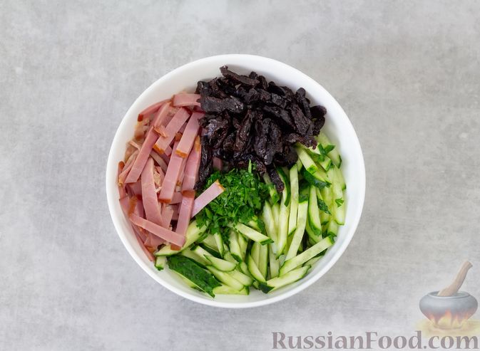 Фото приготовления рецепта: Салат с ветчиной, черносливом, огурцами и консервированным зелёным горошком - шаг №3