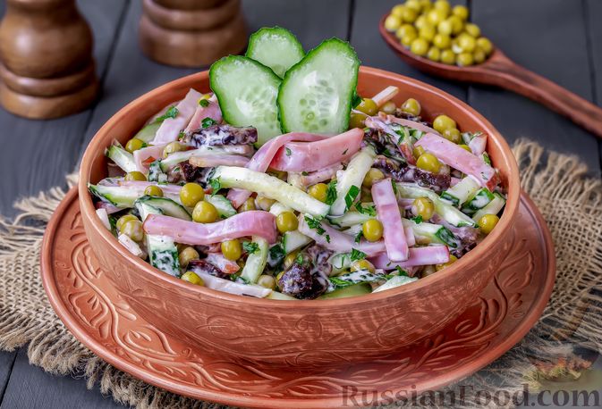 Фото приготовления рецепта: Салат с ветчиной, черносливом, огурцами и консервированным зелёным горошком - шаг №6
