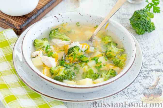 Фото к рецепту: Суп с брокколи и куриным филе