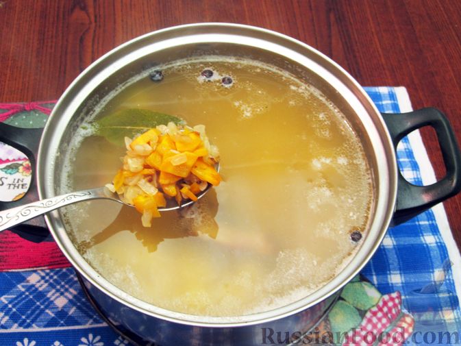 Фото приготовления рецепта: Гороховый суп с копчёностями - шаг №14