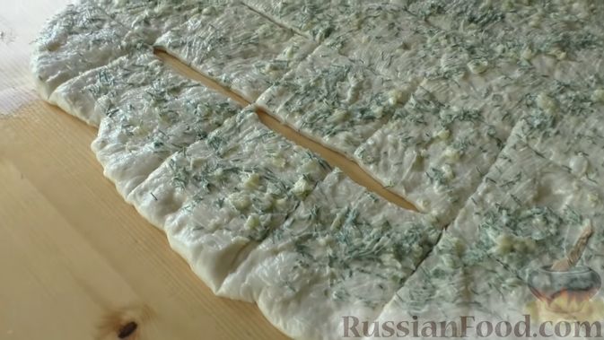 Фото приготовления рецепта: Булочки с чесноком и сыром (из дрожжевого теста) - шаг №11