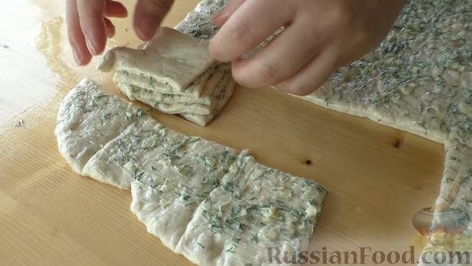 Фото приготовления рецепта: Булочки с чесноком и сыром (из дрожжевого теста) - шаг №12