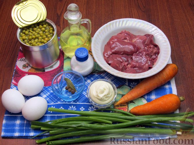 Фото приготовления рецепта: Салат из куриной печени с морковью, консервированным зелёным горошком и яйцами - шаг №1