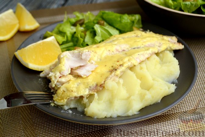 Фото к рецепту: Рыба, запечённая в сливочном соусе с горчицей, соком лимона и чесноком