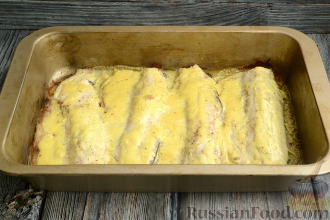 Фото приготовления рецепта: Рыба, запечённая в сливочном соусе с горчицей, соком лимона и чесноком - шаг №6