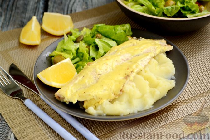 Фото приготовления рецепта: Рыба, запечённая в сливочном соусе с горчицей, соком лимона и чесноком - шаг №8