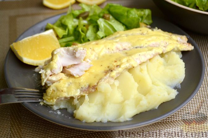 Фото приготовления рецепта: Рыба, запечённая в сливочном соусе с горчицей, соком лимона и чесноком - шаг №9