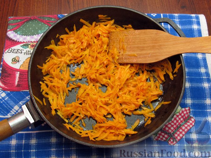 Фото приготовления рецепта: Салат из куриной печени с морковью, консервированным зелёным горошком и яйцами - шаг №6