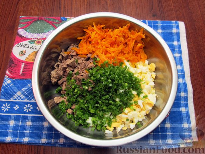 Фото приготовления рецепта: Салат из куриной печени с морковью, консервированным горошком и яйцами - шаг №10