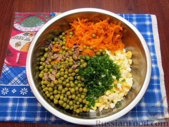 Фото приготовления рецепта: Салат из куриной печени с морковью, консервированным зелёным горошком и яйцами - шаг №11
