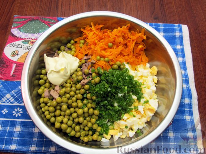 Фото приготовления рецепта: Салат из куриной печени с морковью, консервированным зелёным горошком и яйцами - шаг №12
