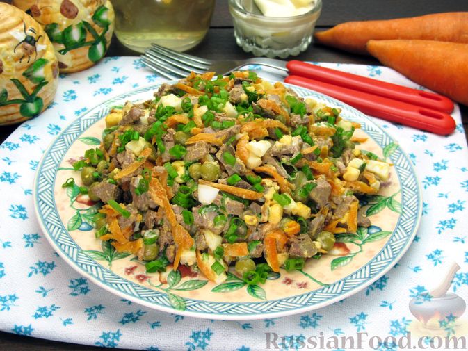 Фото к рецепту: Салат из куриной печени с морковью, консервированным зелёным горошком и яйцами