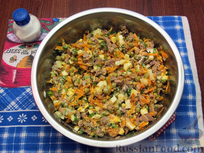 Фото приготовления рецепта: Салат из куриной печени с морковью, консервированным горошком и яйцами - шаг №13