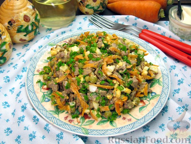 Фото приготовления рецепта: Салат из куриной печени с морковью, консервированным горошком и яйцами - шаг №14