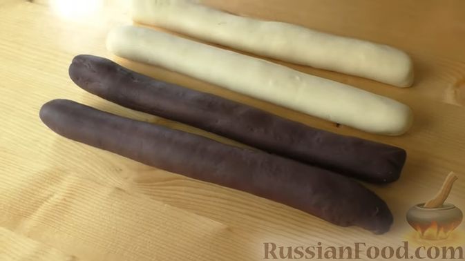 Фото приготовления рецепта: Шоколадные вареники с вишней - шаг №5