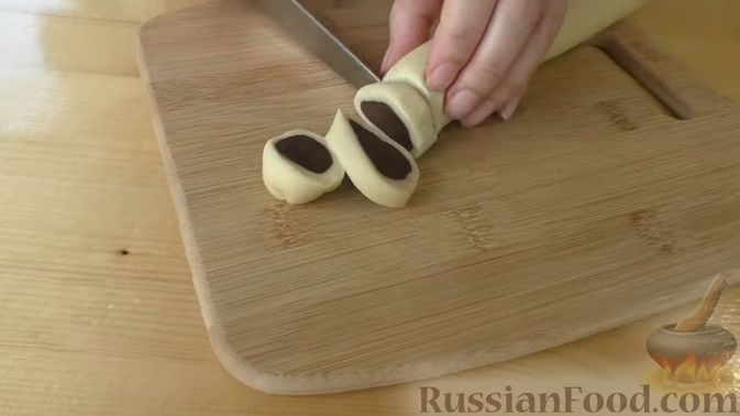 Фото приготовления рецепта: Шоколадные вареники с вишней - шаг №7
