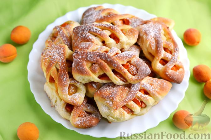 Фото к рецепту: Дрожжевые булочки с абрикосами