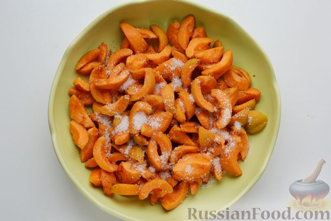 Фото приготовления рецепта: Дрожжевые булочки с абрикосами - шаг №9