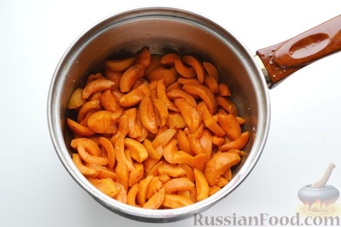 Фото приготовления рецепта: Дрожжевые булочки с абрикосами - шаг №10