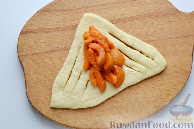 Фото приготовления рецепта: Дрожжевые булочки с абрикосами - шаг №15