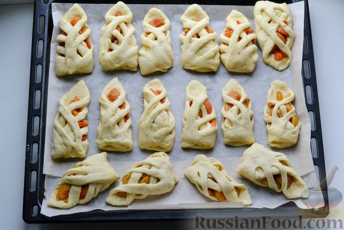 Фото приготовления рецепта: Дрожжевые булочки с абрикосами - шаг №18