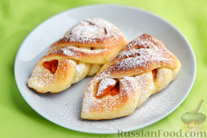 Фото приготовления рецепта: Дрожжевые булочки с абрикосами - шаг №22