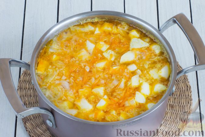 Фото приготовления рецепта: Овощной суп с патиссоном и капустой - шаг №9