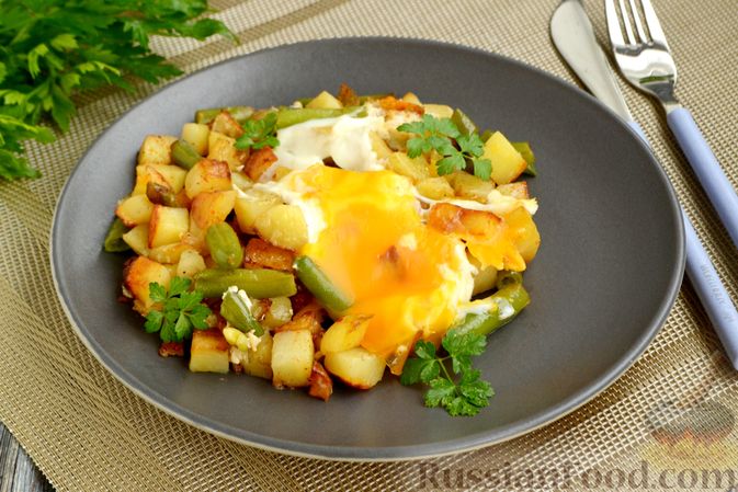 Фото к рецепту: Жареная картошка со стручковой фасолью и яйцами
