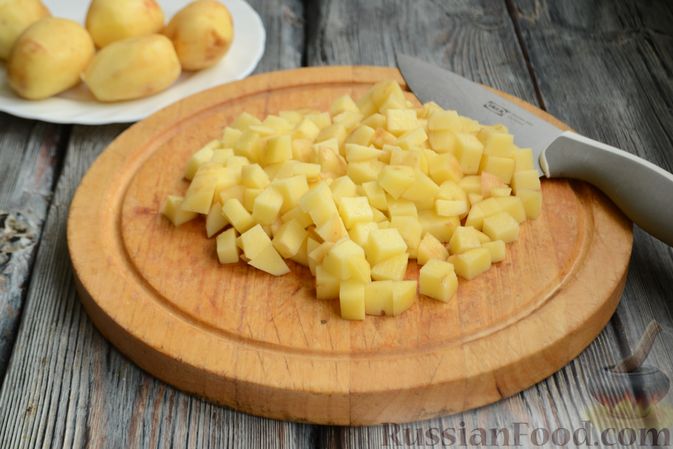 Фото приготовления рецепта: Жареная картошка со стручковой фасолью и яйцами - шаг №2