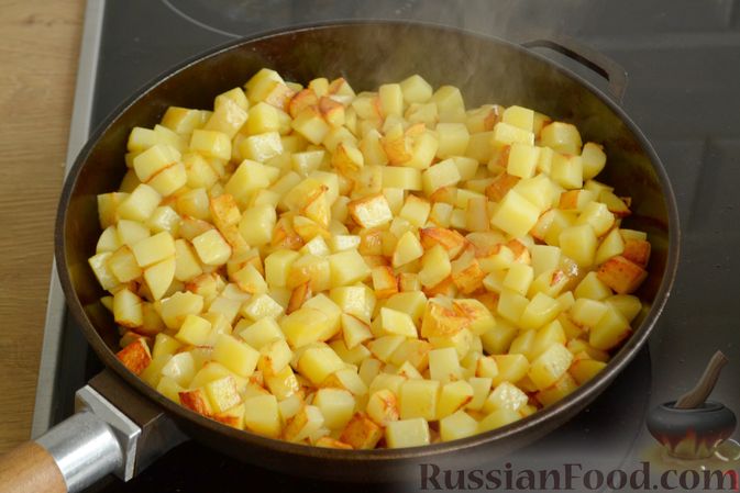 Фото приготовления рецепта: Жареная картошка со стручковой фасолью и яйцами - шаг №6