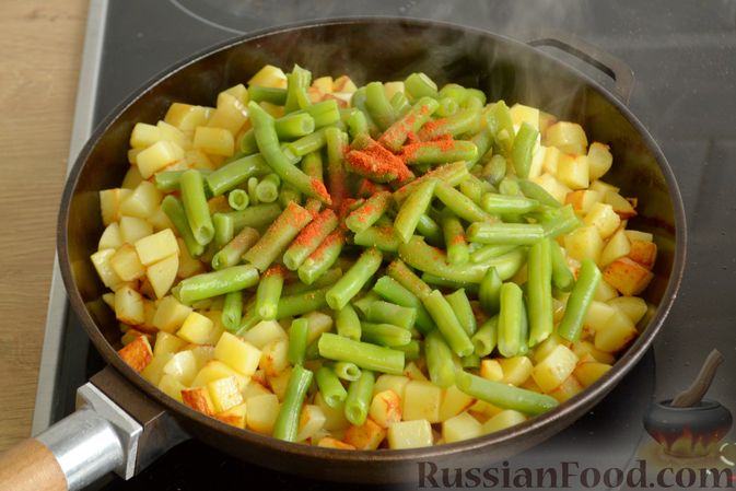 Фото приготовления рецепта: Жареная картошка со стручковой фасолью и яйцами - шаг №7