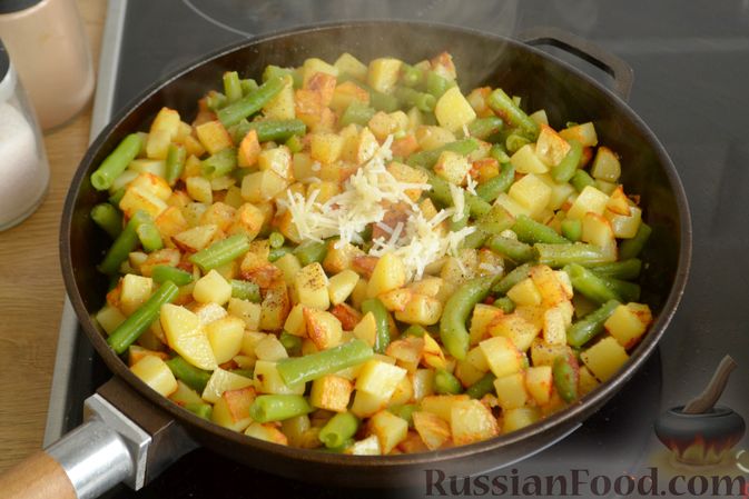 Фото приготовления рецепта: Жареная картошка со стручковой фасолью и яйцами - шаг №8
