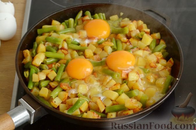 Фото приготовления рецепта: Жареная картошка со стручковой фасолью и яйцами - шаг №9