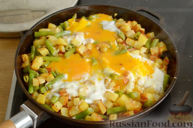 Фото приготовления рецепта: Жареная картошка со стручковой фасолью и яйцами - шаг №10