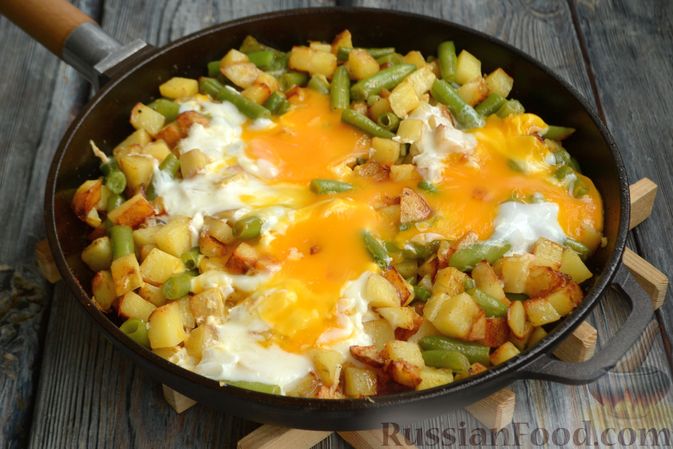 Фото приготовления рецепта: Жареная картошка со стручковой фасолью и яйцами - шаг №11