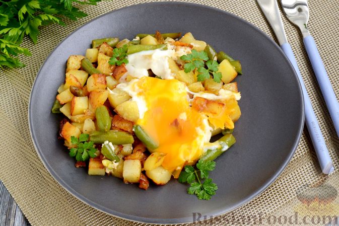 Фото приготовления рецепта: Жареная картошка со стручковой фасолью и яйцами - шаг №12