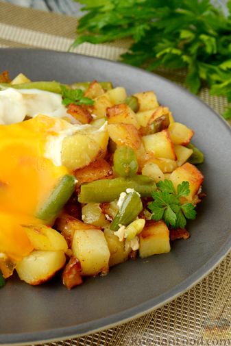Фото приготовления рецепта: Жареная картошка со стручковой фасолью и яйцами - шаг №13
