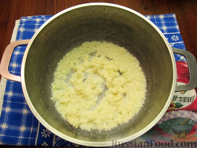 Фото приготовления рецепта: Творожно-йогуртовый торт с вишней и печеньем (без выпечки) - шаг №7