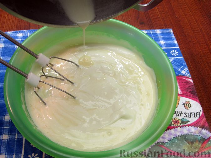 Фото приготовления рецепта: Творожно-йогуртовый торт с вишней и печеньем (без выпечки) - шаг №9