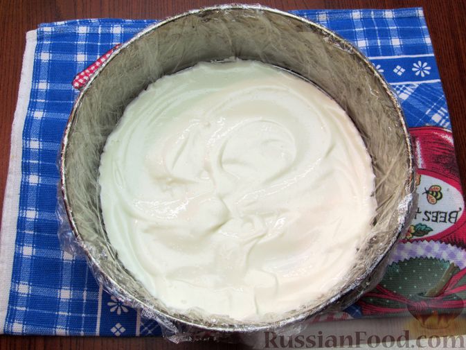 Фото приготовления рецепта: Творожно-йогуртовый торт с вишней и печеньем (без выпечки) - шаг №12
