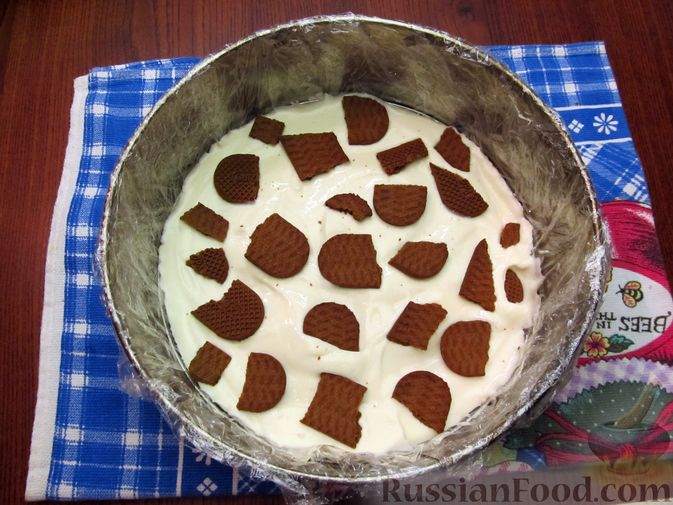 Фото приготовления рецепта: Творожно-йогуртовый торт с вишней и печеньем (без выпечки) - шаг №13