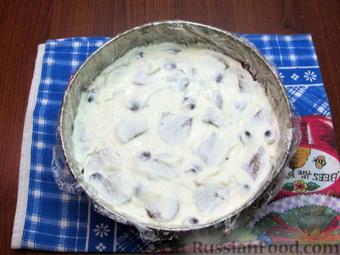 Фото приготовления рецепта: Творожно-йогуртовый торт с вишней и печеньем (без выпечки) - шаг №16